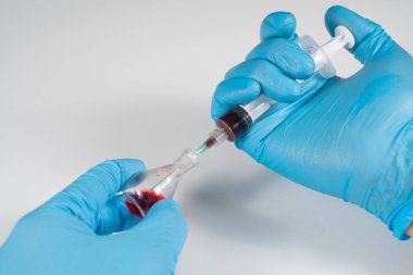 Kan analizi, şırıngalı doktor.