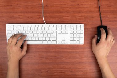 Evde dizüstü bilgisayarcılar blog yazarken. Klavyeye yazıyorum. Programcı ya da bilgisayar korsanı