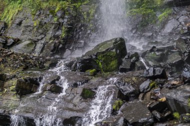 Küçük şelaleli ve kayalıklı bir nehir.