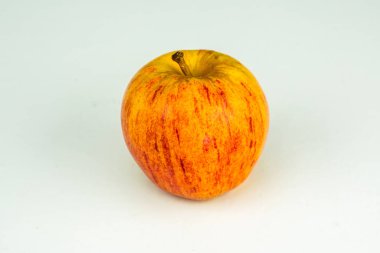 Beyaz arkaplanda yakın plan bir elma