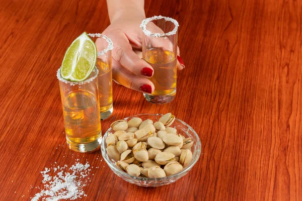 Gouden Tequila Met Citroen Pistachenoten Cacahuaat Zout Drankjes Sterke Drank — Stockfoto