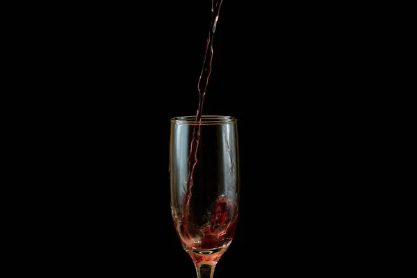 おいしい赤ワインをグラスに入れる — ストック写真