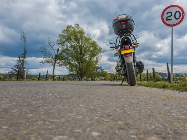 Mavi bulutlu gökyüzünün altındaki bir otoyolda güzel bir motosiklet manzarası