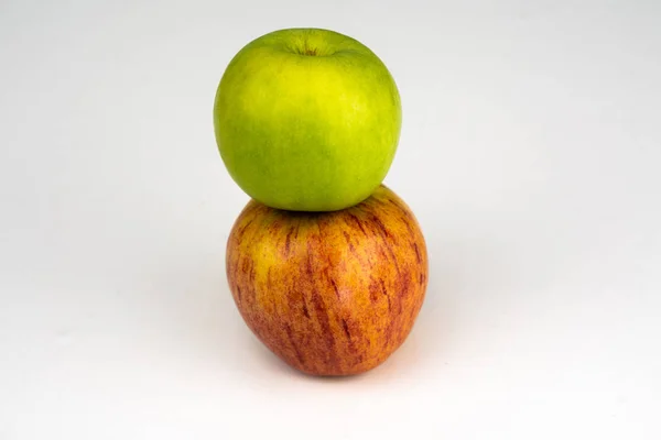 Ένα Κόκκινο Μήλο Και Ένα Πράσινο Μήλο Κοντινό Πλάνο Λευκό — Φωτογραφία Αρχείου