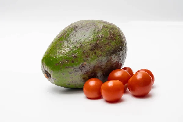 Avocado Und Kirschtomaten Aus Nächster Nähe — Stockfoto