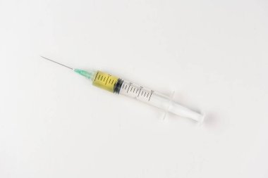 Şırınga kapanışı beyaz arkaplanda izole edildi