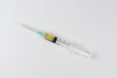 Şırınga kapanışı beyaz arkaplanda izole edildi