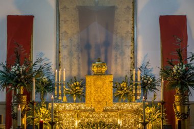 Çiçekli altın sunak