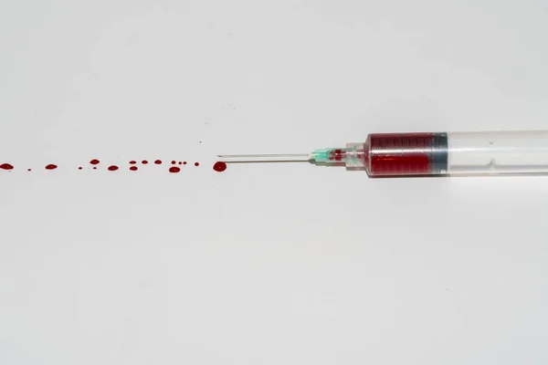 白地に血の注射器 — ストック写真