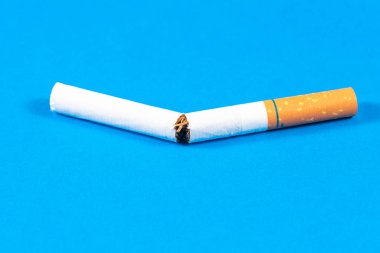 Tütün Sigara yakın mavi arka plan ile kırık