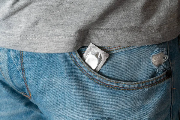 Kondom Kapse Modrých Pánských Džín Zipem Pojem Sex Svádění Erotika — Stock fotografie