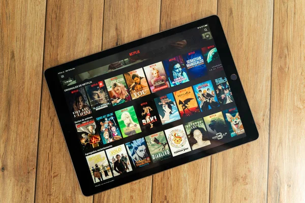Ipad Pro12 Новый Продукт Apple Использующий Netflix Netflix Является Глобальным — стоковое фото