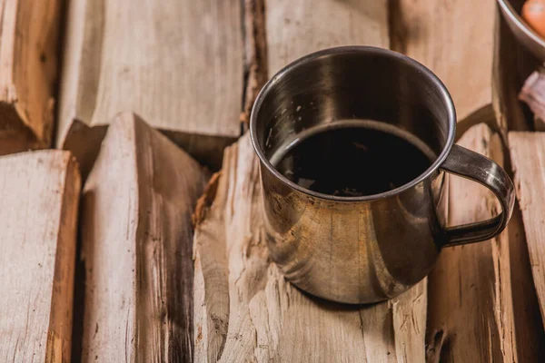 Μια Ατσάλινη Κούπα Καφέ Στο Ξύλινο Τραπέζι — Φωτογραφία Αρχείου