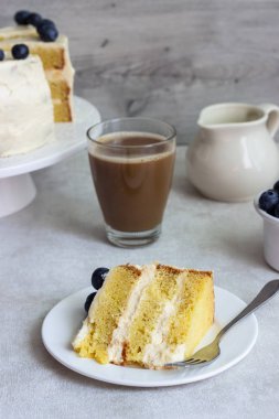 Yaban mersini ve krem kek. Kraliçe Victoria sünger kek blueberry ile. 