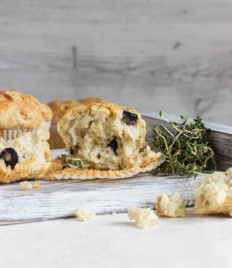 Açık gri arka planda tavuk, peynir ve zeytinli kek. Tuzlu kekler. Sağlıklı öğle yemeği veya atıştırmalık.