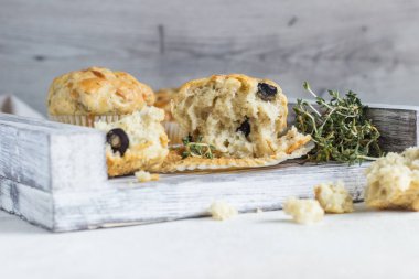 Açık gri arka planda tavuk, peynir ve zeytinli kek. Tuzlu kekler. Sağlıklı öğle yemeği veya atıştırmalık.