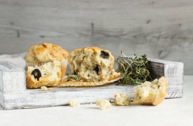 Açık gri arka planda tavuk, peynir ve zeytinli kek. Tuzlu kekler. Sağlıklı öğle yemeği veya atıştırmalık.