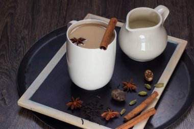 Fincan Hint masala çay ve baharat karanlık fırın tepsisine. Masala chai. 