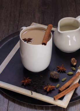 Fincan Hint masala çay ve baharat karanlık fırın tepsisine. Masala chai. 
