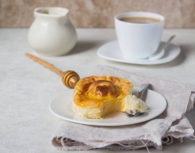 Beyaz tabakta bal süzme peynir güveç. Puding süzme peynir pişmiş.