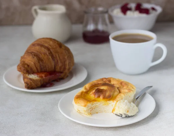 Keso Gryta Med Honung Vit Platta Keso Bakade Pudding — Stockfoto