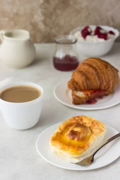 Keso Gryta Med Honung Vit Platta Keso Bakade Pudding — Stockfoto