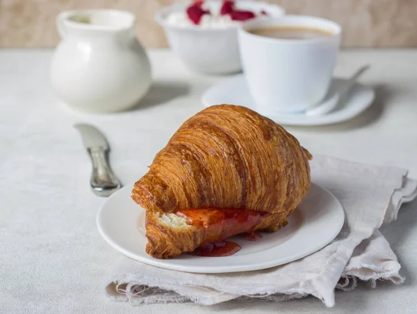 Sabroso Croissant Fresco Con Mermelada Desayuno —  Fotos de Stock