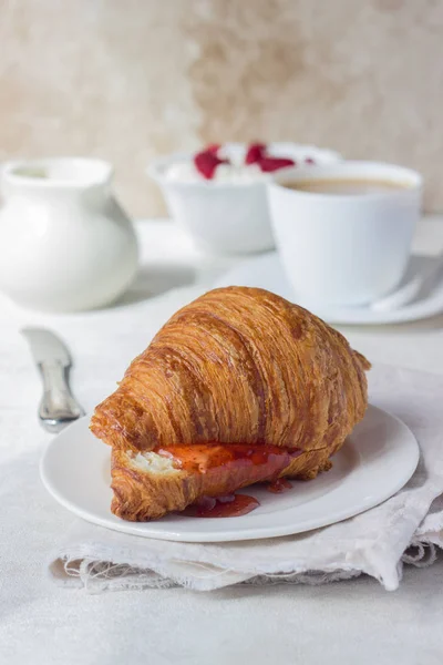 Läckra Färsk Croissant Med Marmelad Frukost — Stockfoto