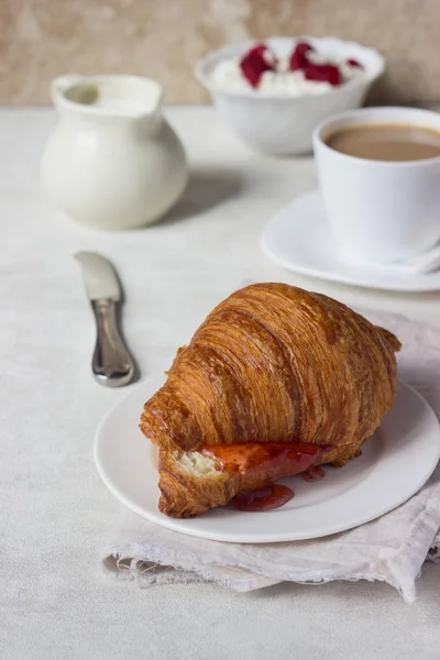 Läckra Färsk Croissant Med Marmelad Frukost — Stockfoto