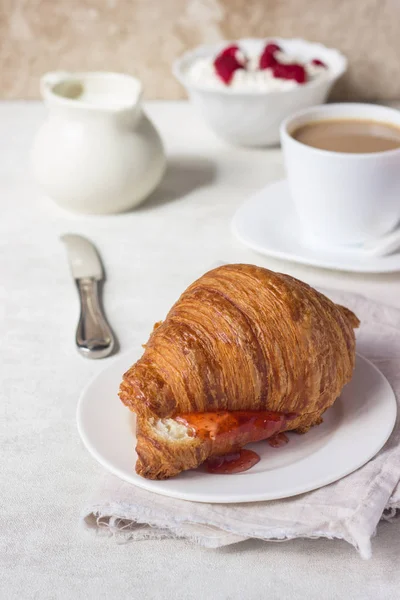 Ízletes Friss Croissant Lekvár Reggeli — Stock Fotó