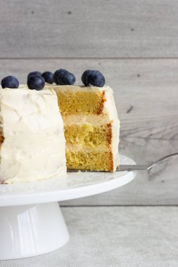 Yaban mersini ve krem kek. Kraliçe Victoria sünger kek blueberry ile. 