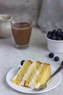 Yaban mersini ve krem kek. Kraliçe Victoria sünger kek blueberry ile. 