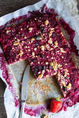 Çilek streusel kek Çikolata ve ceviz