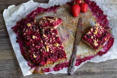 Çilek streusel kek Çikolata ve ceviz