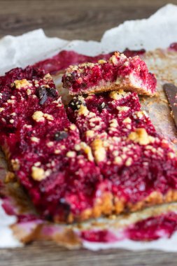 Çilek streusel kek Çikolata ve ceviz