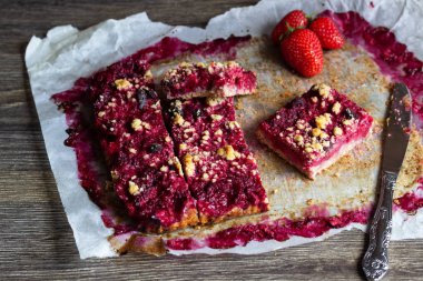 Çilek streusel kek Çikolata ve ceviz