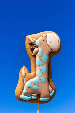 Tahta bir sopa üzerine krema renkli multi Gingerbread çerezleri kaplı 
