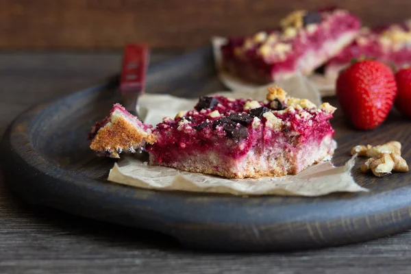 Stack Torta Biscotti Con Fragola Cioccolato Noci Con Briciole Dolci — Foto Stock