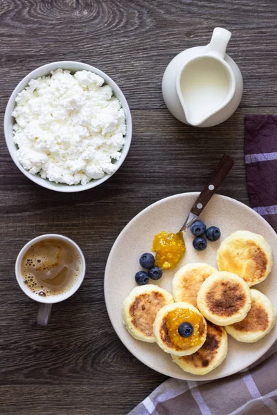 Panqueques Requesón Syrniki Con Crema Agria Mermelada Naranja Arándanos Frescos — Foto de Stock