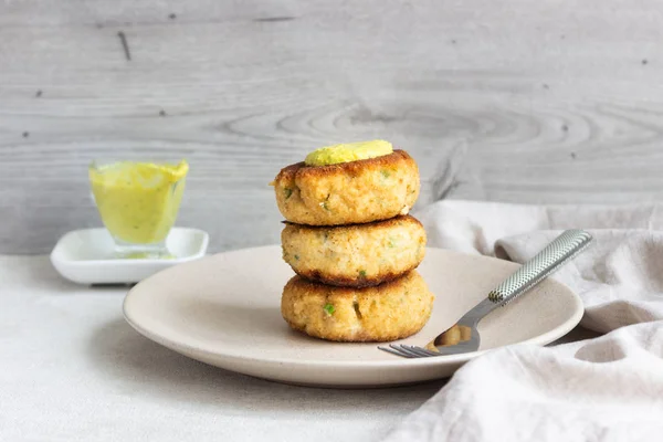 Gesunde Fischschnitzel Kabeljau Mit Sauerrahm Dip Auf Hellem Hintergrund — Stockfoto