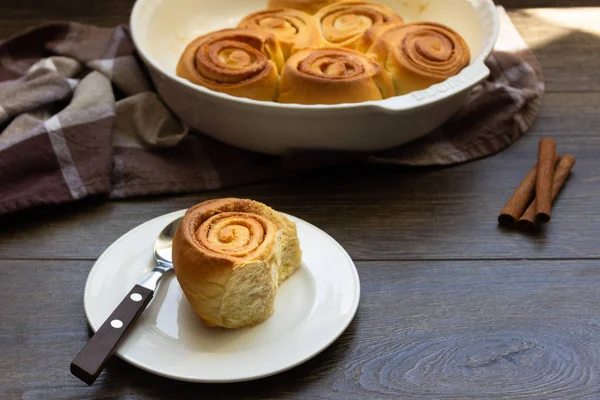 Kanelbullar Vit Platta Och Vit Keramisk Form Och Kanelstänger — Stockfoto