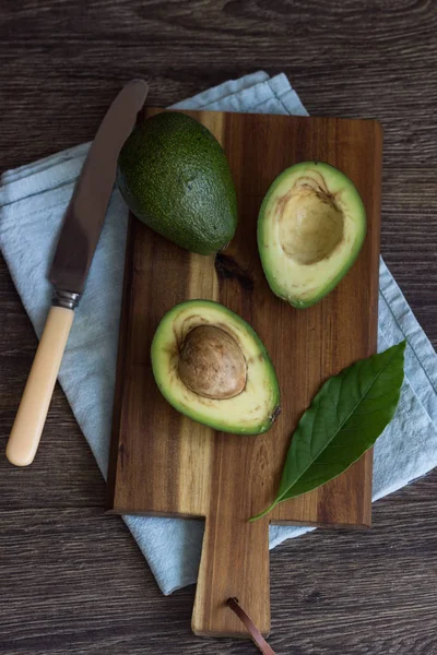 Abacate Maduro Tábua Corte Madeira Alimentos Dietéticos Conceito Comida Vegetariana — Fotografia de Stock