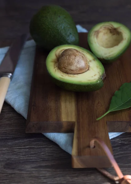 Abacate Maduro Tábua Corte Madeira Alimentos Dietéticos Conceito Comida Vegetariana — Fotografia de Stock