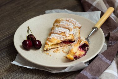 Lezzetli ev yapımı puf böreği doldurma kiraz ile pudra şekeri ile dekore edilmiştir. Bisküvi ile meyve doldurma 