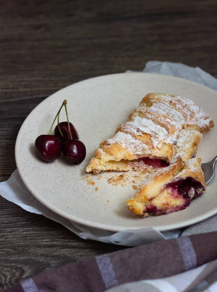 Lezzetli ev yapımı puf böreği doldurma kiraz ile pudra şekeri ile dekore edilmiştir. Bisküvi ile meyve doldurma 