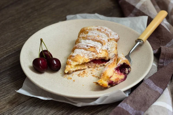 Lezzetli ev yapımı puf böreği doldurma kiraz ile pudra şekeri ile dekore edilmiştir. Bisküvi ile meyve doldurma 