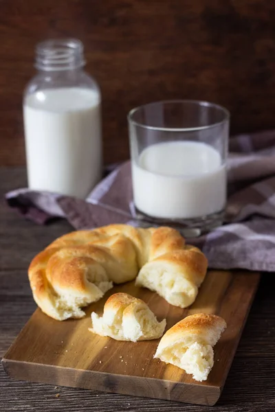 Świeże Pieczywo Smaczne Butelki Mleka Drewnianym Stole — Zdjęcie stockowe