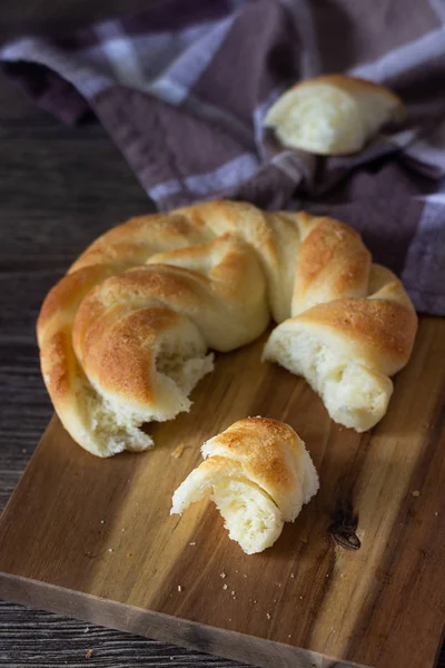 Ahşap masa üzerinde süt şişesiyle taze lezzetli ekmek.