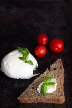 Taze fesleğen, mozzarella peyniri ve domates koyu arka plan üzerinde. İtalyan gıda veya maddeler arka plan. Caprese. Kopya alanı, üstten görünüm.
