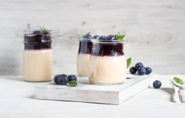 Kahve panna cotta berry sos ve taze yaban mersini ile. Lezzetli İtalyan tatlı panna cotta